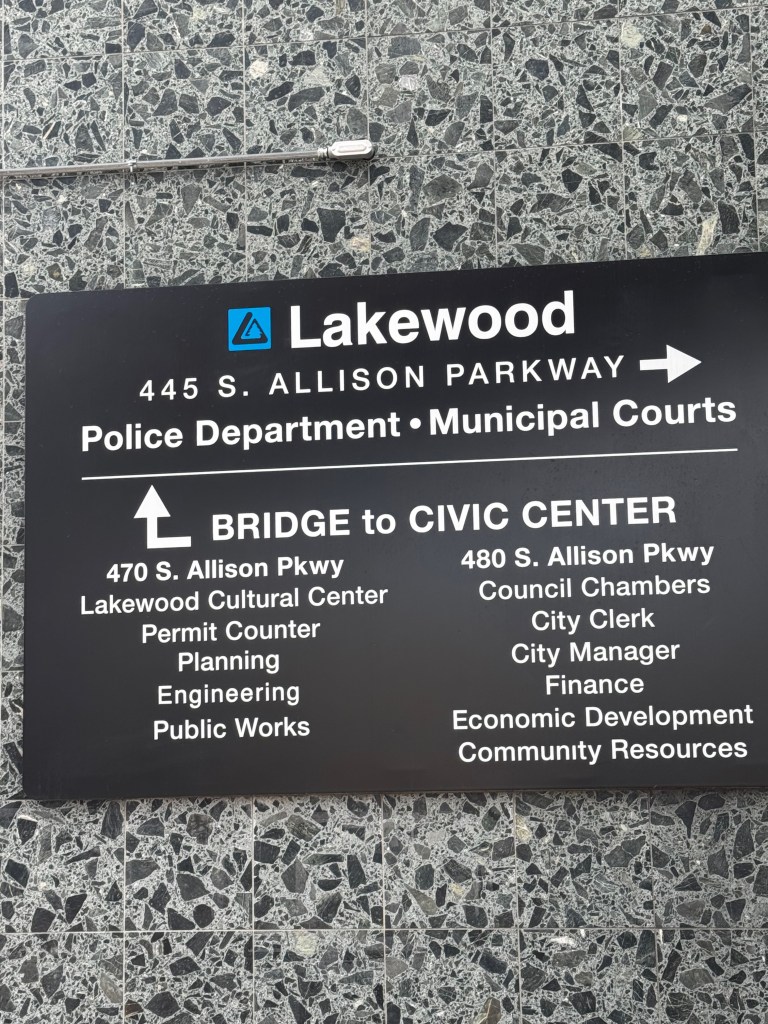 A sign directing visitors to Lakewood's Municipal court where to go.