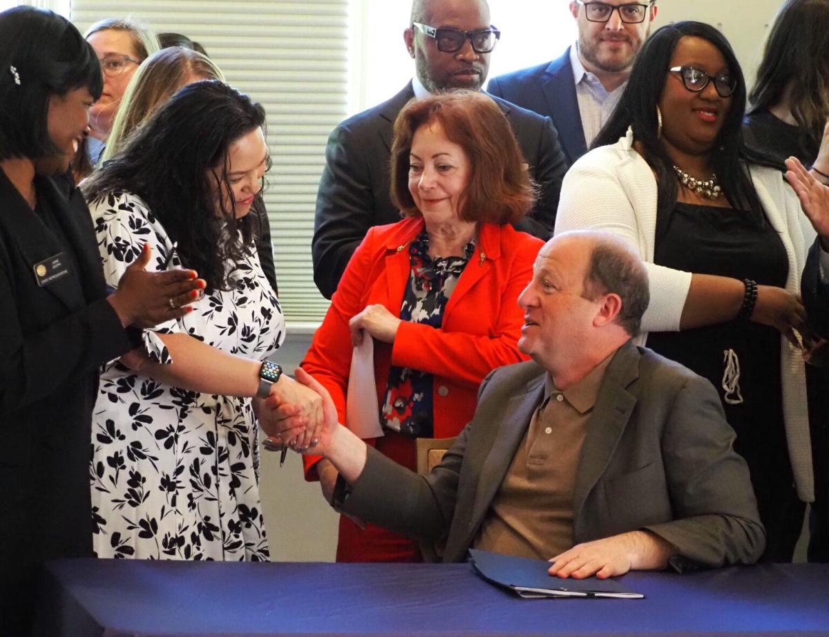 Gobernador Polis firma ley de derechos electorales que protege a Colorado del retroceso federal